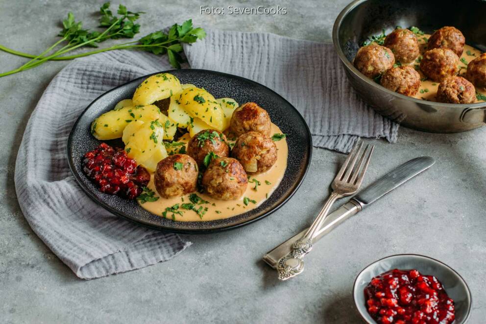 Köttbullar mit Petersilienkartoffeln und Preiselbeeren von StefanieCooks