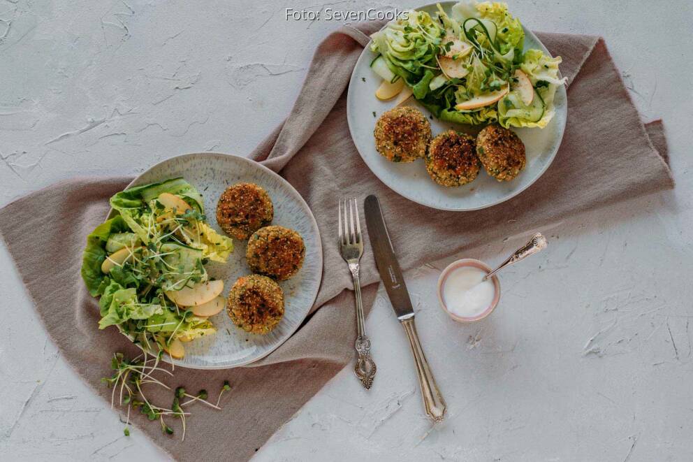 Lachs-Quinoa-Frikadellen mit fruchtig grünem Salat von SevenCooks