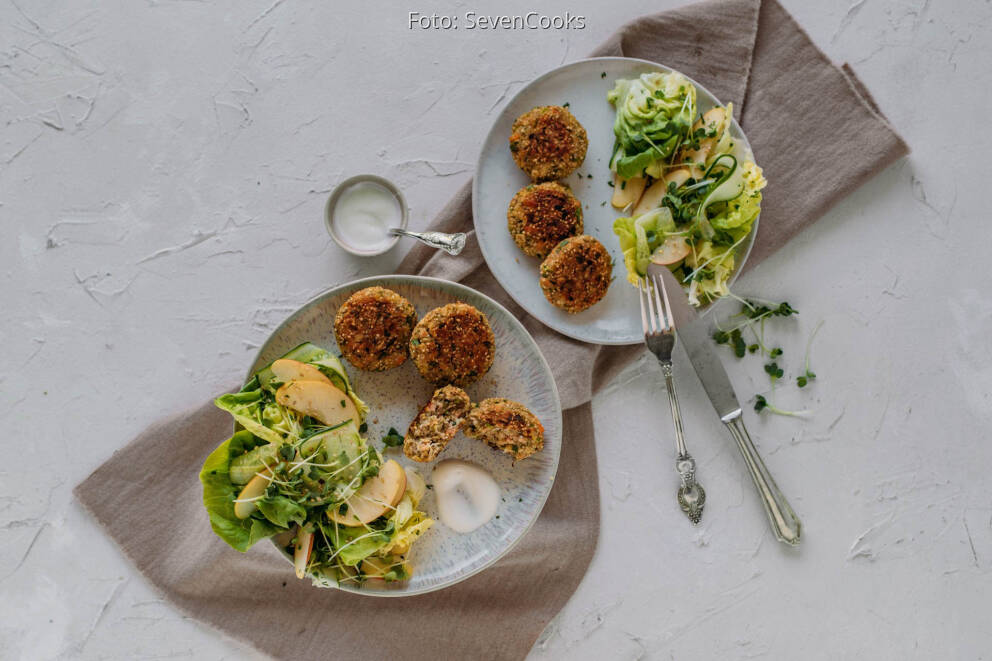 Lachs-Quinoa-Frikadellen mit fruchtig grünem Salat von SevenCooks