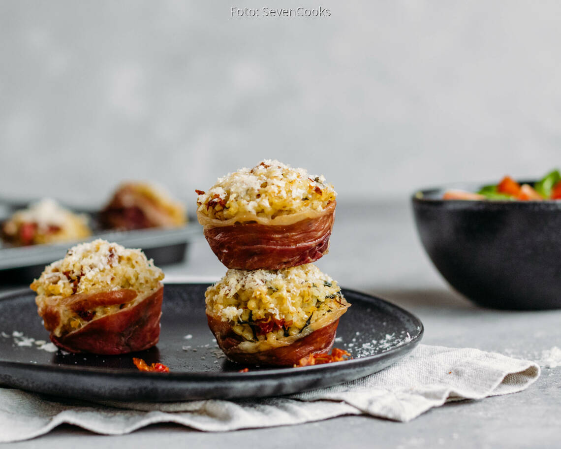 Flexitarisches Rezept: Meal-Prep: Risotto-Muffins mit Parmaschinken und Spinatsalat 2