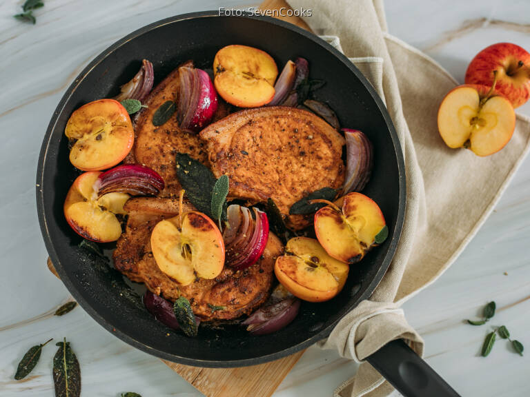 One Pan Schweinekoteletts mit gebratenen Äpfeln von SevenCooks