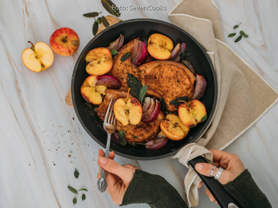 One Pan Schweinekoteletts mit gebratenen Äpfeln von SevenCooks