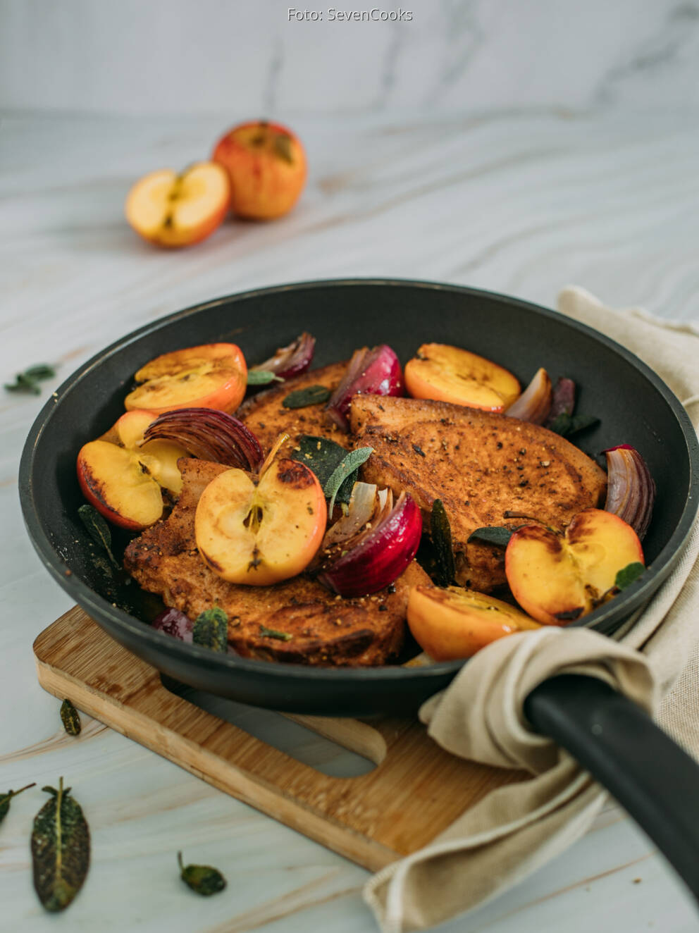 One Pan Schweinekoteletts mit gebratenen Äpfeln von SevenCooks One Pan Schweinekoteletts mit gebratenen Äpfeln von SevenCooks