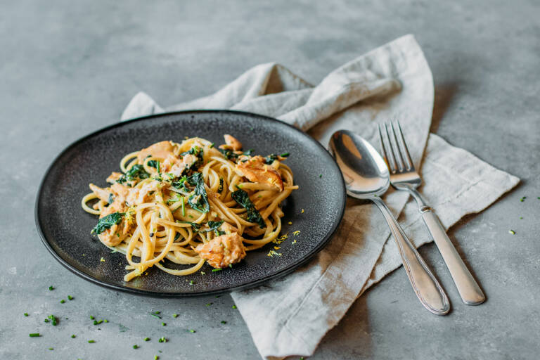 Flexitarisches Rezept: Pasta mit Lachs und Spinat