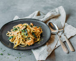 Flexitarisches Rezept: Pasta mit Lachs und Spinat