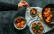 Flexitarisches Rezept: Rettich-Bratlinge mit Garnelen und Dip 3