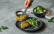 Flexitarisches Rezept: Skrei mit Kräuterkruste und Gurkensalat