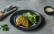 Flexitarisches Rezept: Skrei mit Kräuterkruste und Gurkensalat