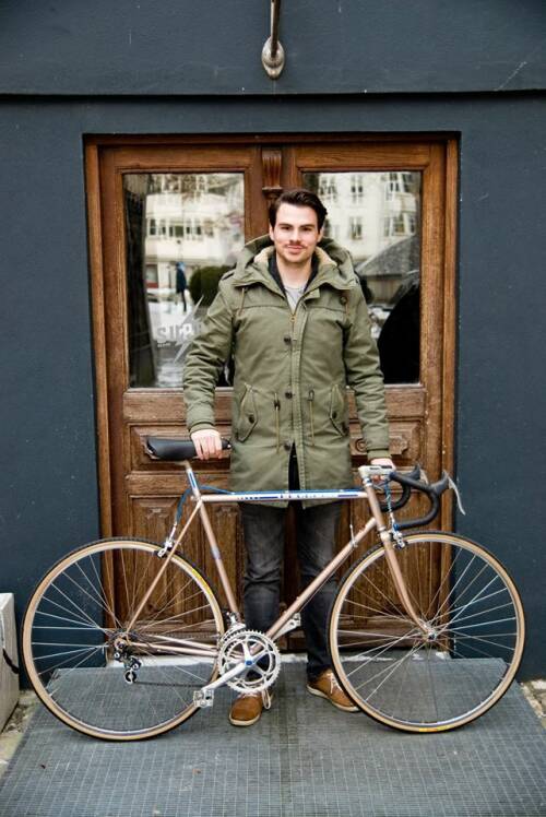 Unser Redakteur Florian mit einem alten Rennrad.