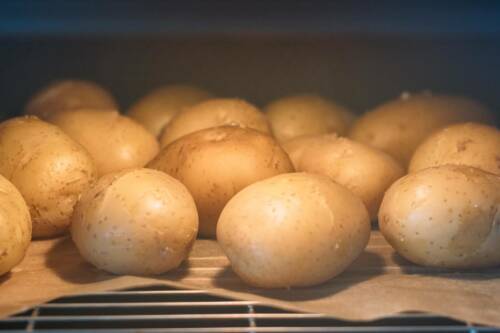 Folienkartoffeln: Kartoffeln liegen auf einem Backblech und werden im Backofen gebacken.