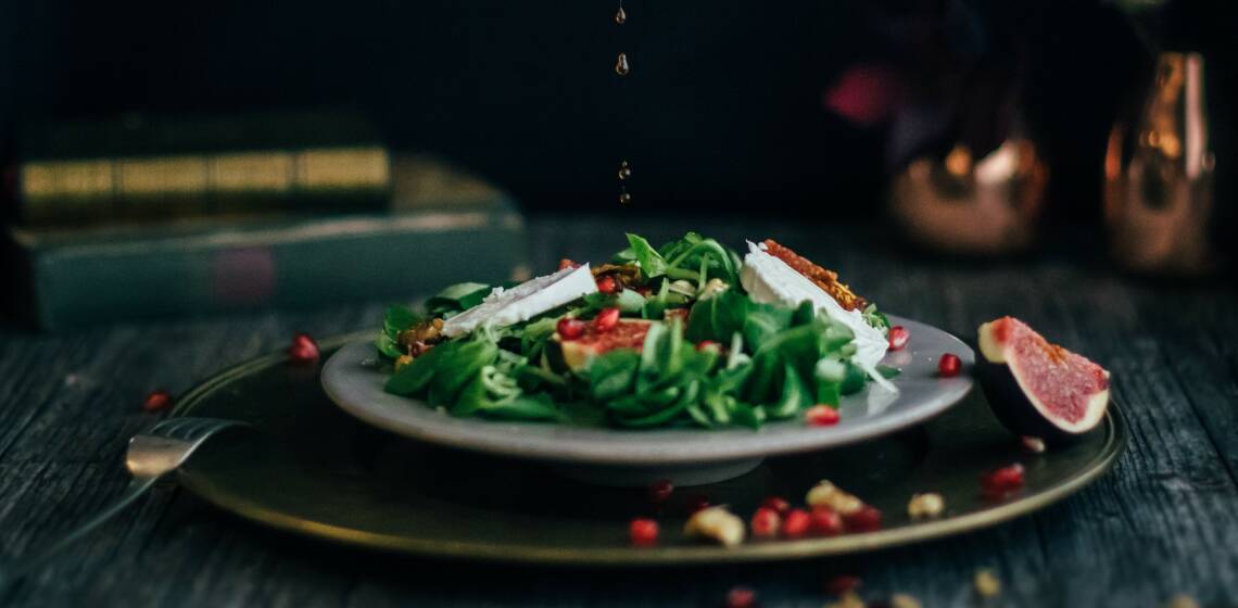 Ein Trend hin zu gesunder Ernährung: süß-würziger Herbstsalat mit Granatapfel und Feigen.