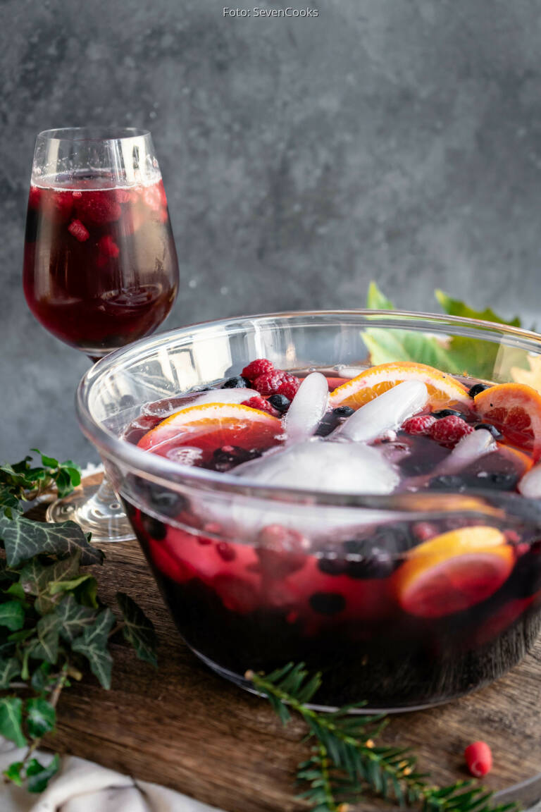 Fruchtige Bowle mit eiskalten Händchen von SevenCooks