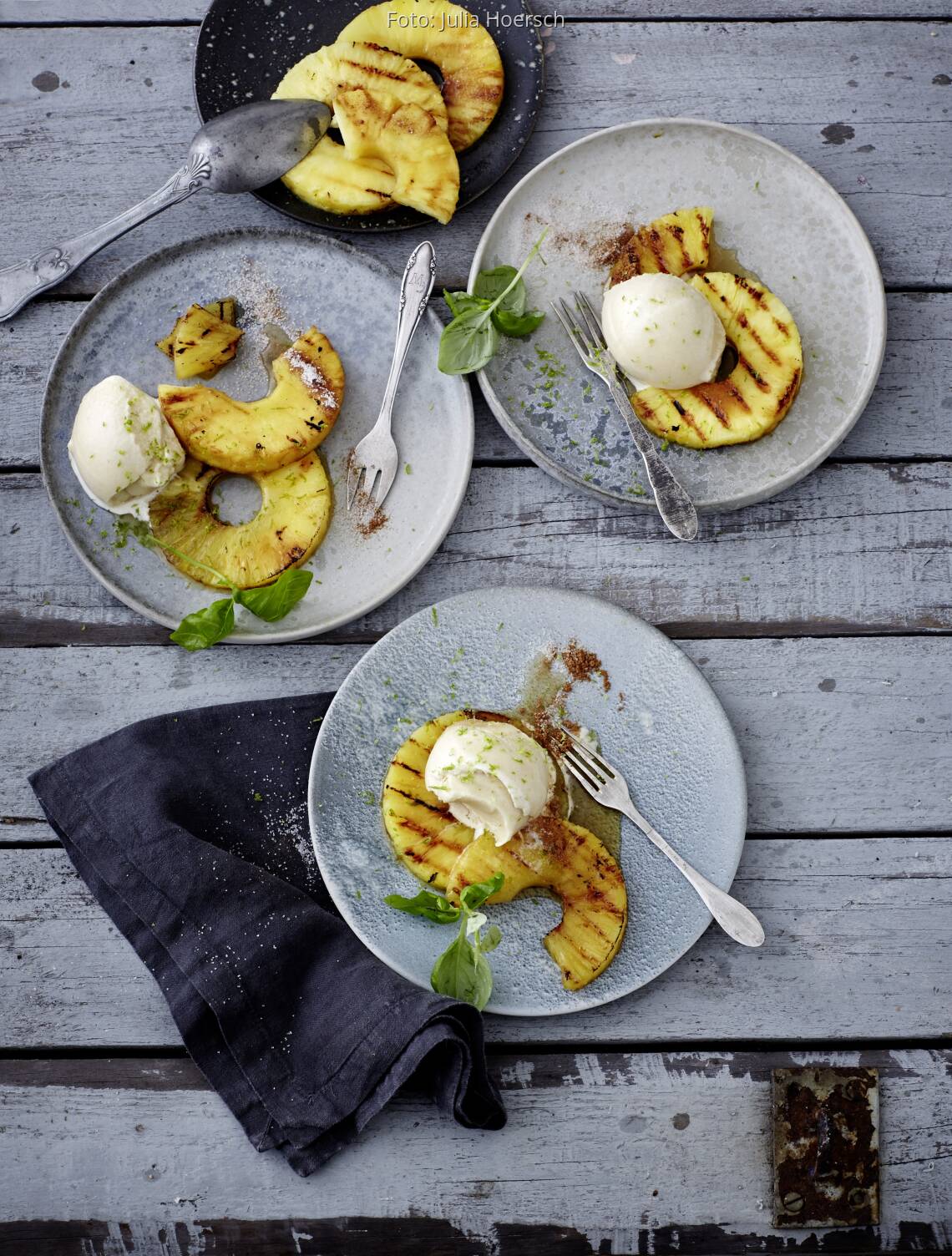 Gegrillte Ananas mit Basilikum-Limetten-Sorbet von Julia Hoersch