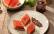 Teller mit gebratener Wassermelone, Olivnepaste auf Holztisch