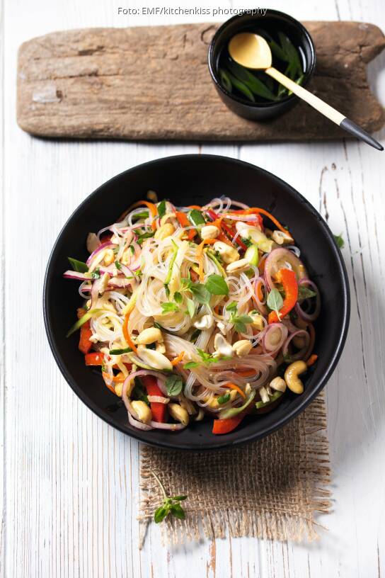 Glasnudelsalat mit Gemüse und Cashewkernen von Rose Marie Donhauser
