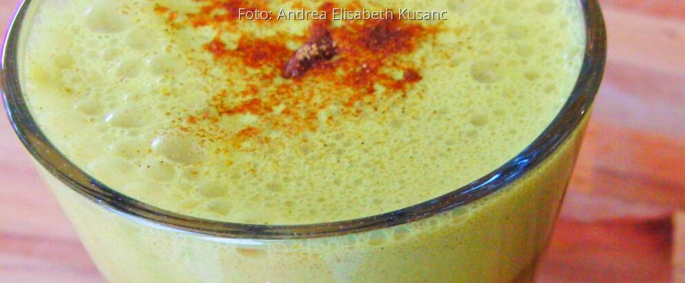Glas mit goldener Milch oder Kurkuma-Latte