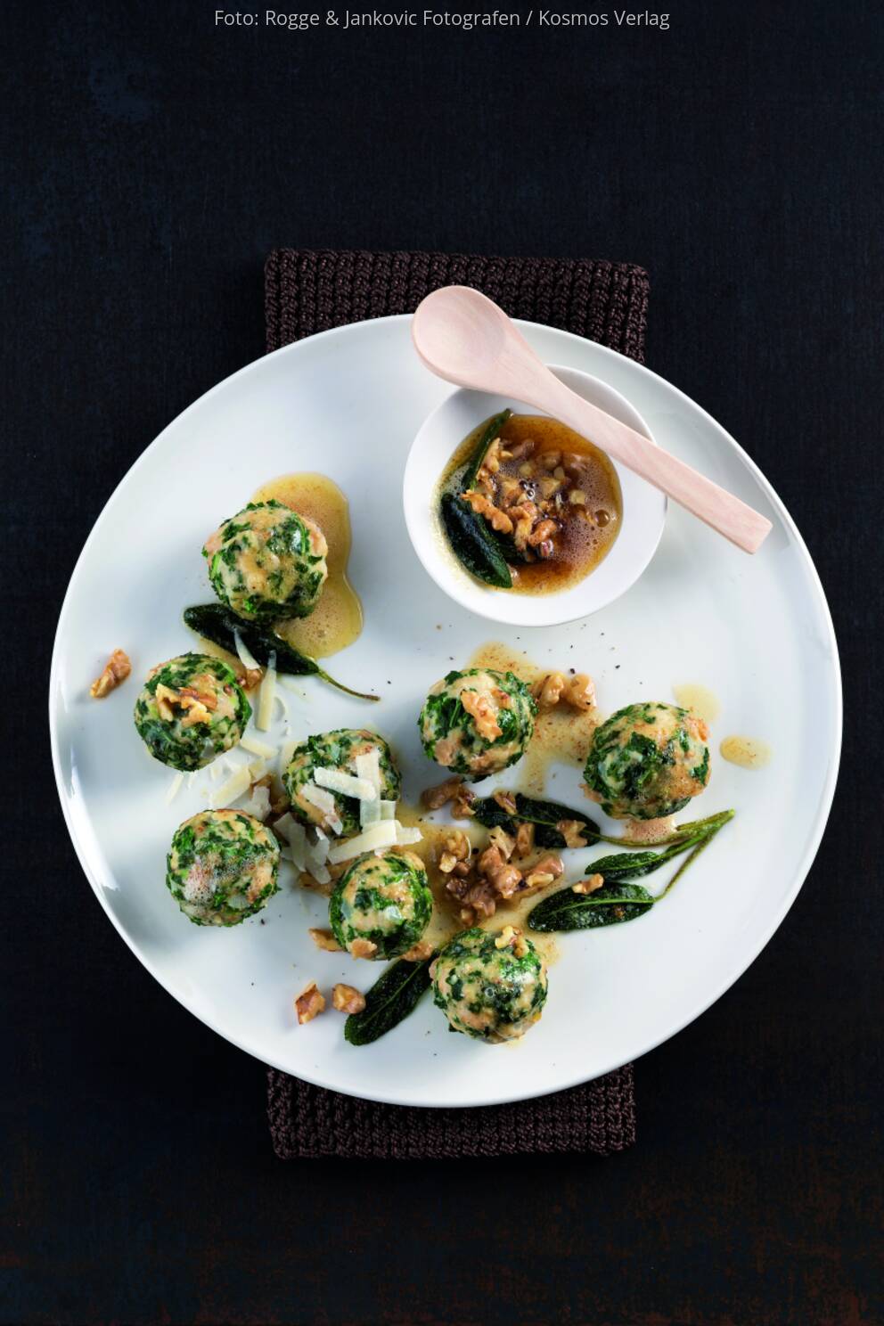 Grünkohl-Klößchen mit Salbeibutter von Hildegard Möller Grünkohl-Klößchen mit Salbeibutter von Hildegard Möller
