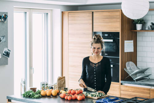 Lena-Marie, Veganesha, in der SevenCooks Küche beim Schneiden von Gemüse