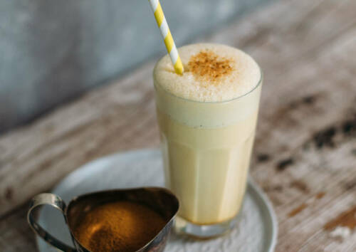 Der Kurkuma im Milkshake sorgt für reichlich Antioxidantien und eignet sich hervorragend als Alternative zum Kaffee. In einem leckeren Shake macht er so dem morgendlichen Kaffee Konkurrenz.