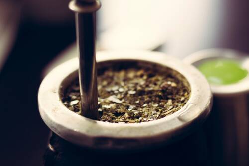 Der Mate-Tee wird aus den Blättern eines koffeinhaltigen Strauches gemacht. Wie Grün- und Schwarztee entfaltet er seine Wirkung langsamer als Kaffee, macht dafür aber länger wach.