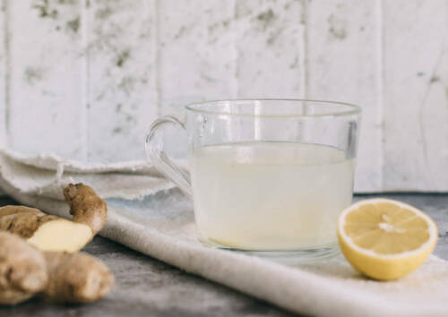Ein natürlicher Wachmacher ist der Zitronen-Ingwer-Tee. Ingwer sorgt für eine leichte Schärfe, während das Vitamin C der Zitrone dir einen Energie-Boost bringt.