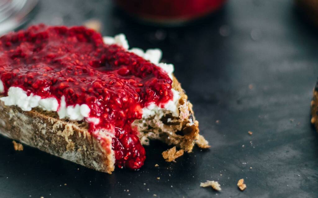 Wenn es dir schwer fällt herkömmliche Kalorienbomben wegzulassen, dann solltest du versuchen, diese mit leichteren Alternativen zu ersetzen. Wie zum Beispiel eine Fruchtmarmelade mit unserer Himbeer-Chia-Marmelade.