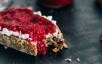 Wenn es dir schwer fällt herkömmliche Kalorienbomben wegzulassen, dann solltest du versuchen, diese mit leichteren Alternativen zu ersetzen. Wie zum Beispiel eine Fruchtmarmelade mit unserer Himbeer-Chia-Marmelade.