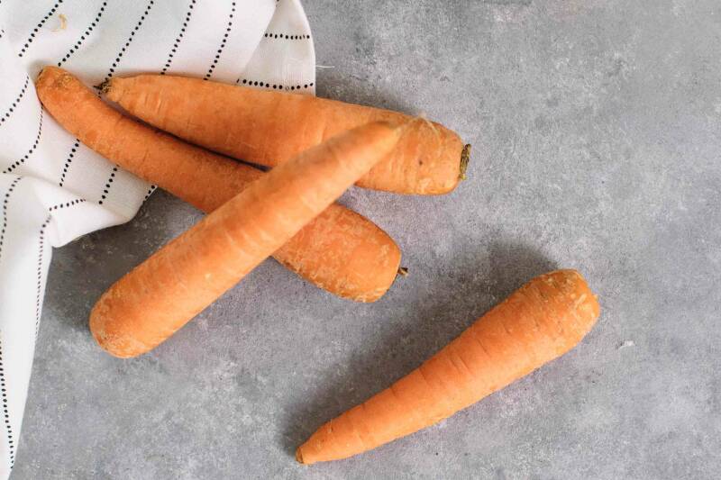 Viele Gemüsesorten kann man mit Schale essen, wenn man sie mit der Bürste reinigt, wie zum Beispiel Karotten.