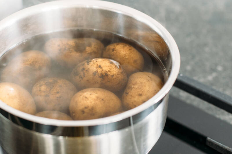 Kartoffeln in einem Topf mit kochendem Wasser ohne Deckel. Von oben fotografiert.