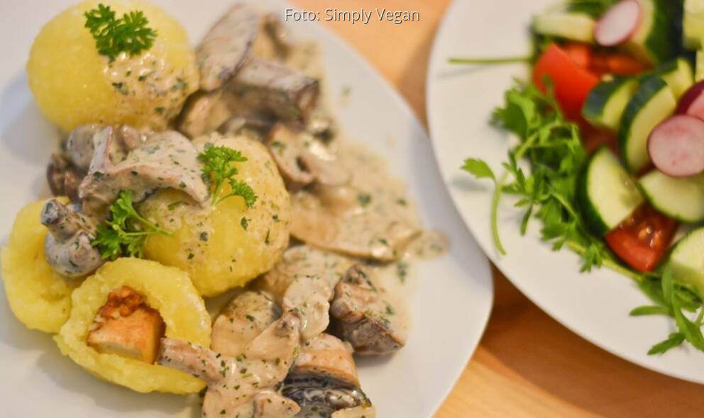 Kartoffelklöße mit Räuchertofu-Füllung und Pilzsauce von Simply Vegan