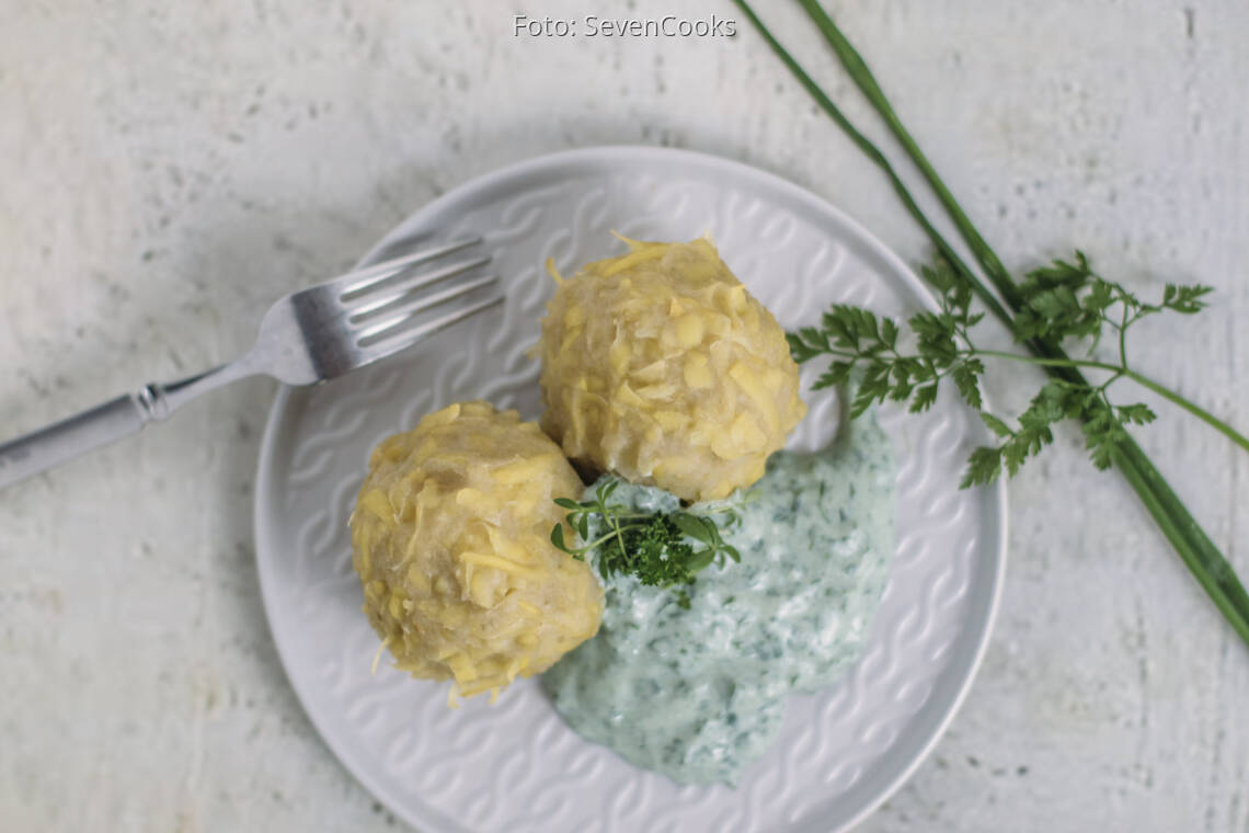 Thüringer Kartoffelknödel mit grüner Soße von SevenCooks