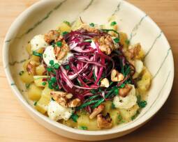 Kartoffel-Lauch-Salat mit Blaukraut und Walnüssen