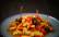 Kartoffelsalat mit Paprika und Kapern auf einem Teller