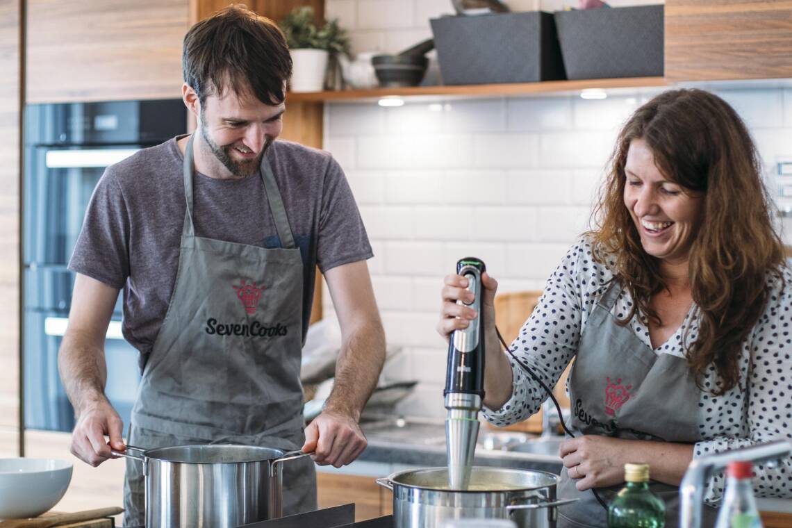 Die beiden SevenCooks Redakteure Simon und Katharina beim Kochen in der Küche.