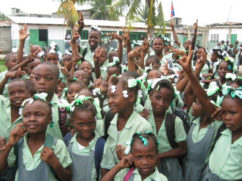 Kinder auf dem Schulhof der Ecole Amitie.