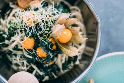 Kohlrabi kann man auch roh genießen, wie bei diesem rohköstlichen Salat mit Algen und Physalis.