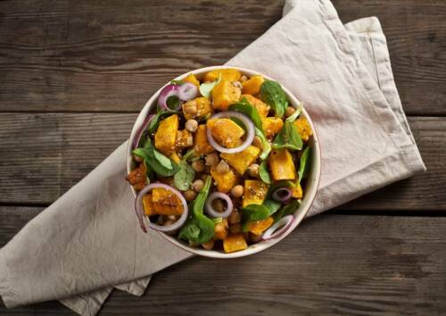 Eine Alternative zu gewöhnlichem Salat ist diese Variante mit Kürbis und Kichererbsen, das solltest du dir nicht entgehen lassen.