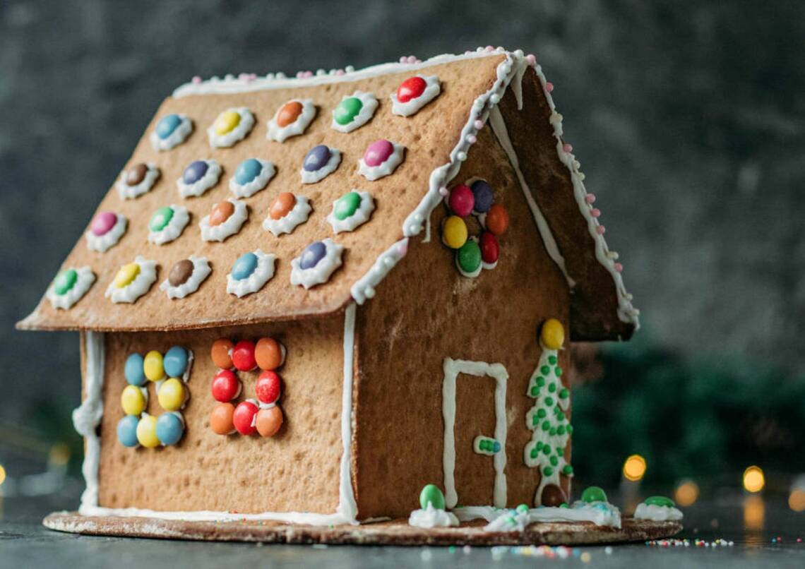 Lebkuchenhaus mit Zuckerkuss verziert mit Smarties und Zuckerperlen
