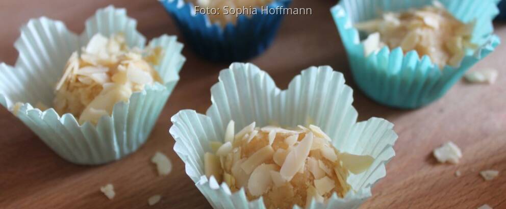 Trüffel-Pralinen aus Zitronenlikör, Limoncello, in Silikonförmchen weiß blau mit Mandelblättchen-Deko