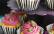 Herzhafte Cupcakes in gestreiftem Förmchen mit pinken Topping und Erbsen als Deko
