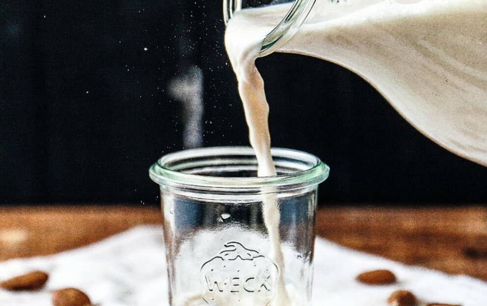So einfach machst du Mandelmilch selber Magazin