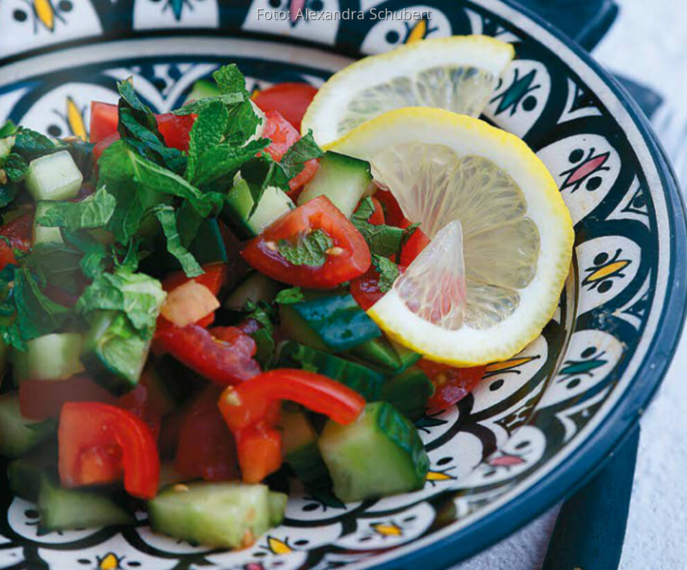 Marokkanischer Tomaten-Gurken-Salat mit frischer Pfeffe… von Philip Hochuli