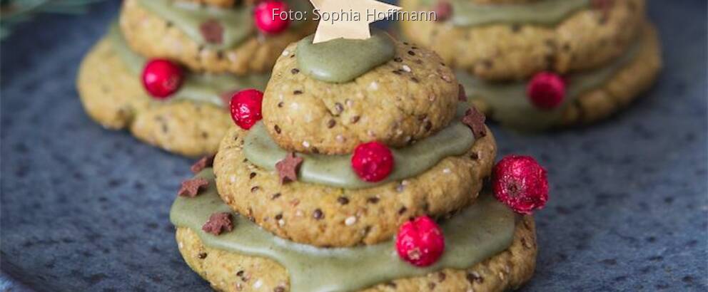 Weihnachtsbäume aus Matcha-Chia Teig auf TEller