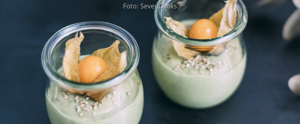 Weckgläschen mit Matcha-Dessert und Physalis