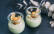 Matcha-Dessert in Weckgläschen mit Physalis dekoriert