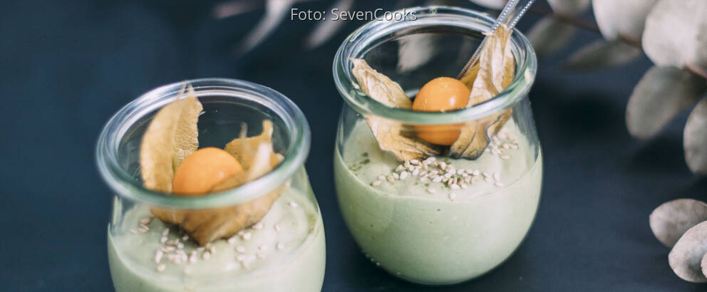 Matcha-Dessert in Weckgläschen mit Physalis dekoriert