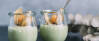 Matcha-Dessert in Gläschen mit Physalis