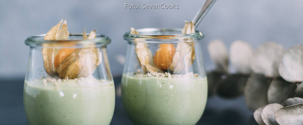 Matcha-Dessert in Gläschen mit Physalis
