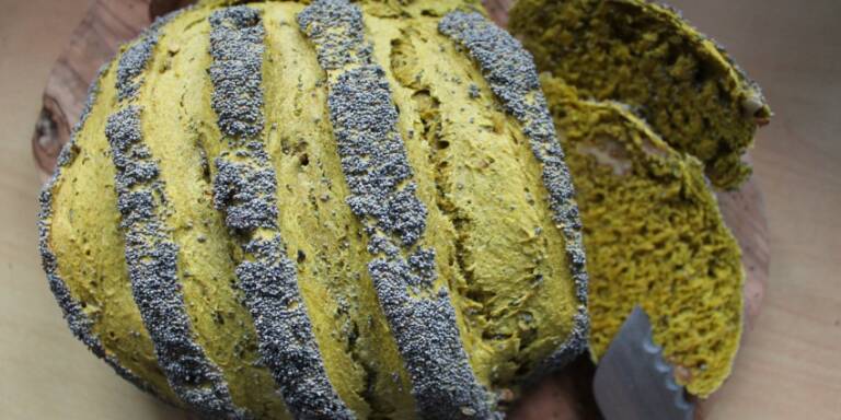 grünes Brot aus Matcha mit Mohn bestreut, aufgeschnitten