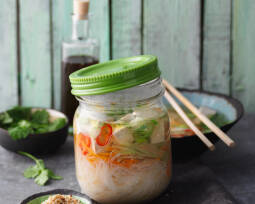 Misosuppe mit Tofu und Sesam im Glas